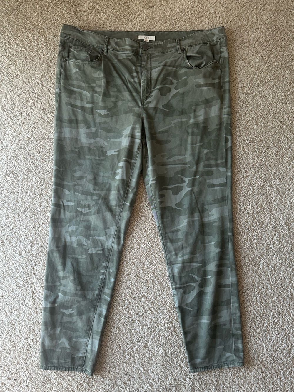 LOFT Olive Camo Ankle Pants camouflage army green sage size 16 skinny slim fit
